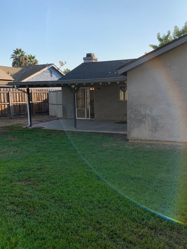 Building Photo - 3 Bedroom 2 Bath Home