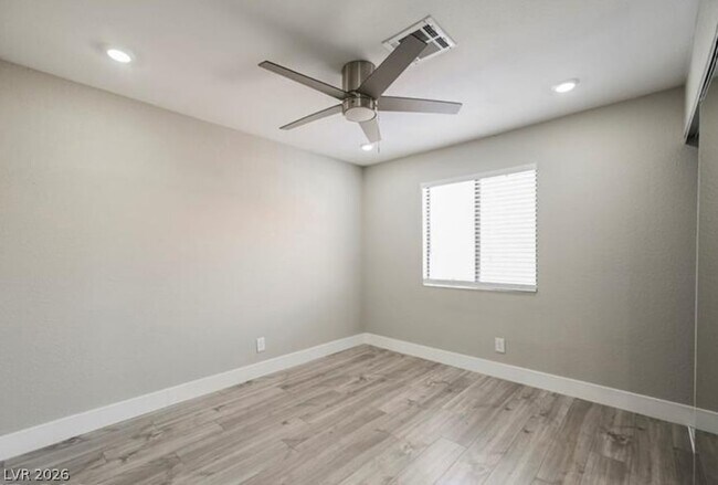 Building Photo - 1205 N Buffalo Dr