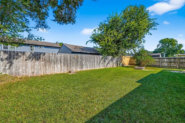 Building Photo - 930 Holly Hall Dr