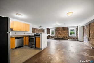 Building Photo - 40 Elm St