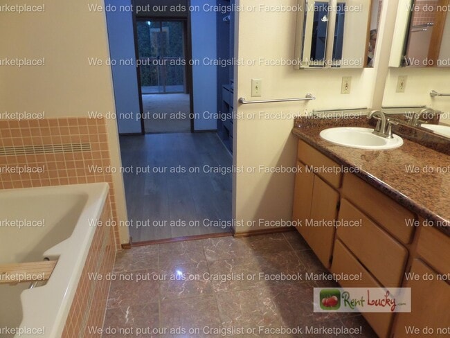 Building Photo - INCREDIBLE VIEWS!! Large 2-Bedroom + Den Duplex with 3-Car Garage in Fantastic Federal Way Neighb...