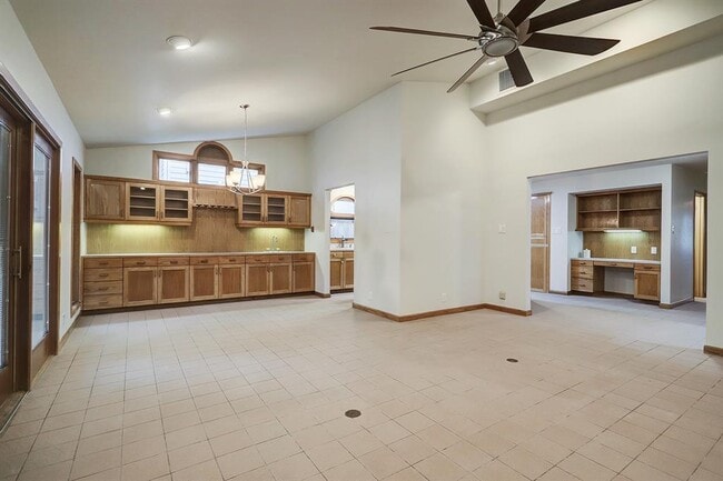 Building Photo - 1051 Gardenia Dr