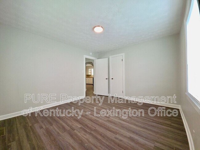 Building Photo - 113 Cummins Dr