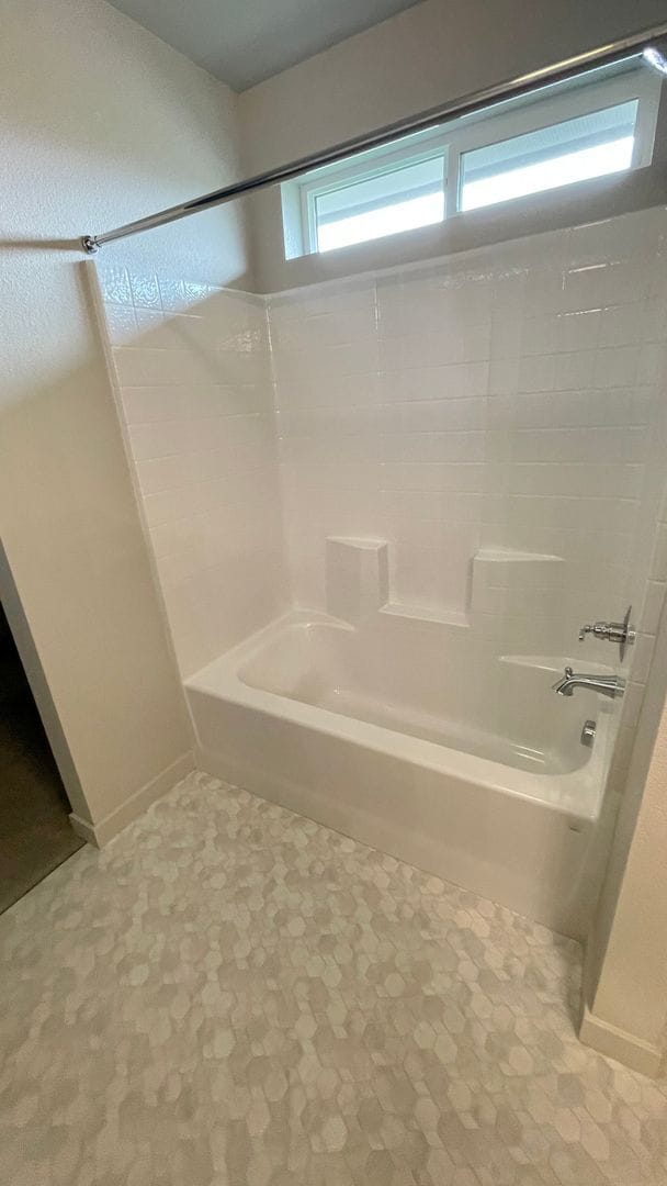 Building Photo - $2,199.00 / Large 4 bed 2 bath / 3 car gar...