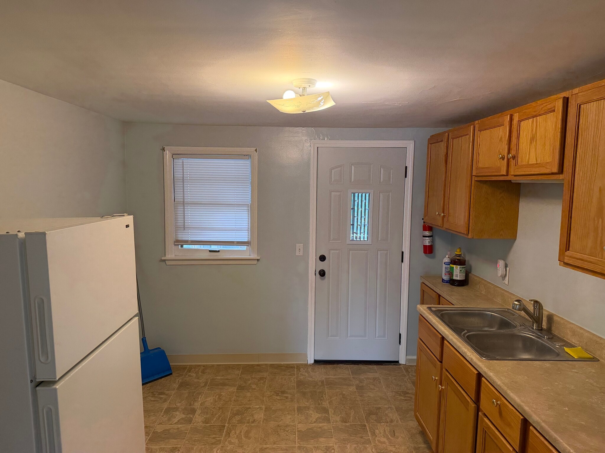 Building Photo - 947 Vassar Dr