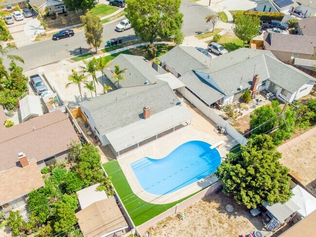 Building Photo - Completely Remodeld W/ Swimming Pool!