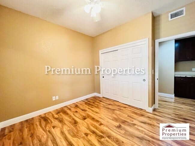 Building Photo - Beautiful 2BD/2BA Condo Unit in the Gated ...