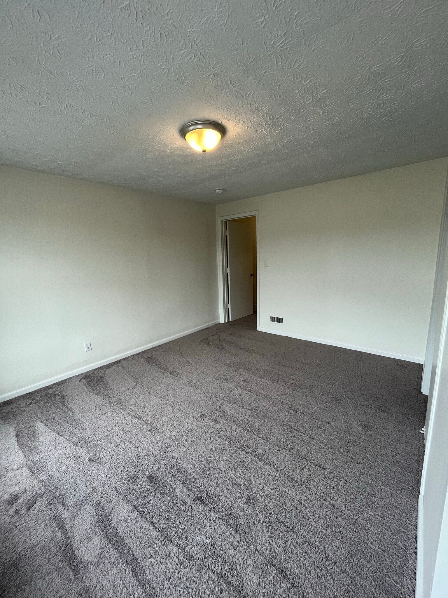 Building Photo - 565 E Deshler Ave
