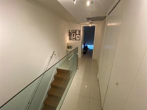 Building Photo - 916 NE 27th Ave