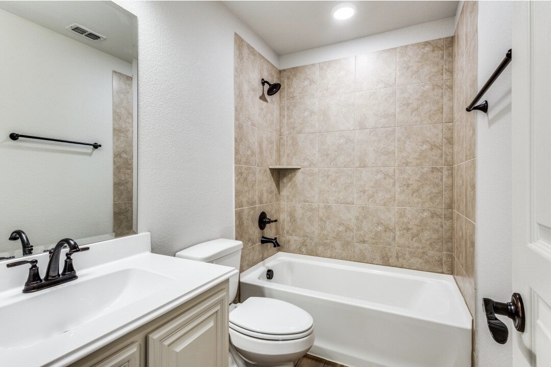 Building Photo - 3317 Creekhaven Dr