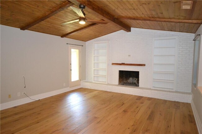 Building Photo - 402 Greenwood Dr