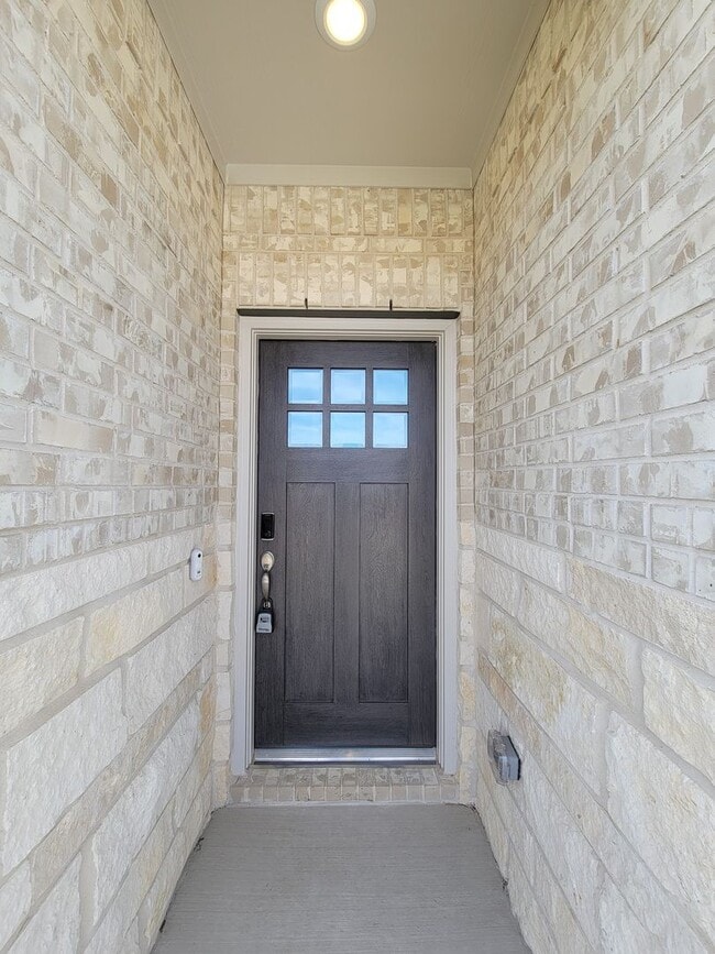 Building Photo - Single-story layout features a bright, open concept living area, dining space, and kitchen. Pebbl...