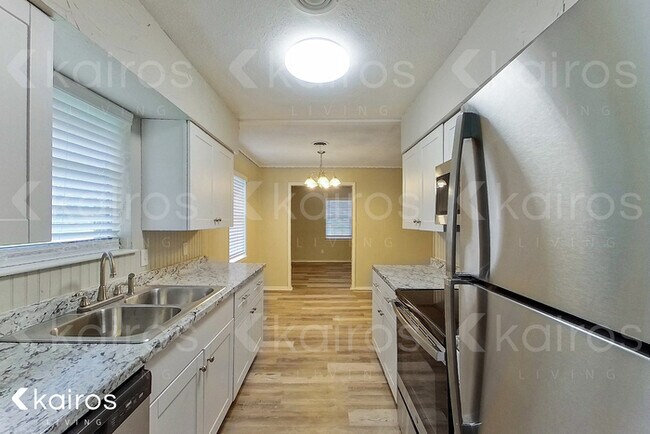 Building Photo - 914 W Pleasant Run Rd