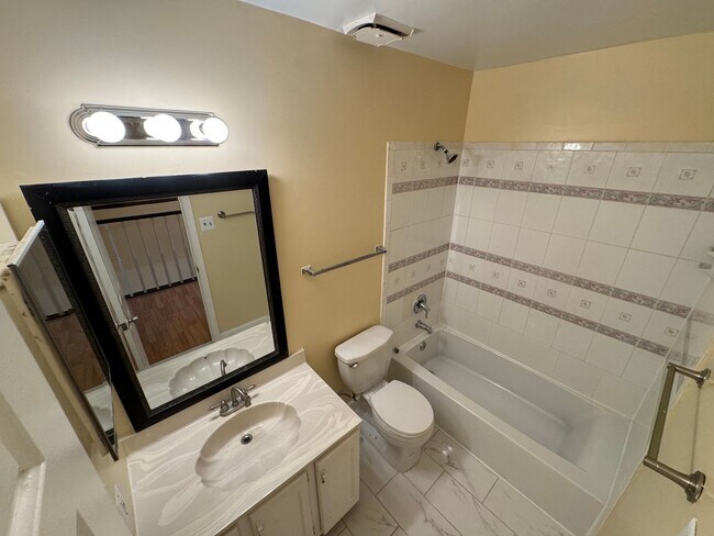 Building Photo - Beautiful 3 Bed 3 Bath Brick Townhome In Springfield Square