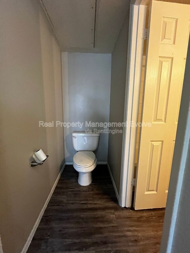 Building Photo - 2040 S Longmore