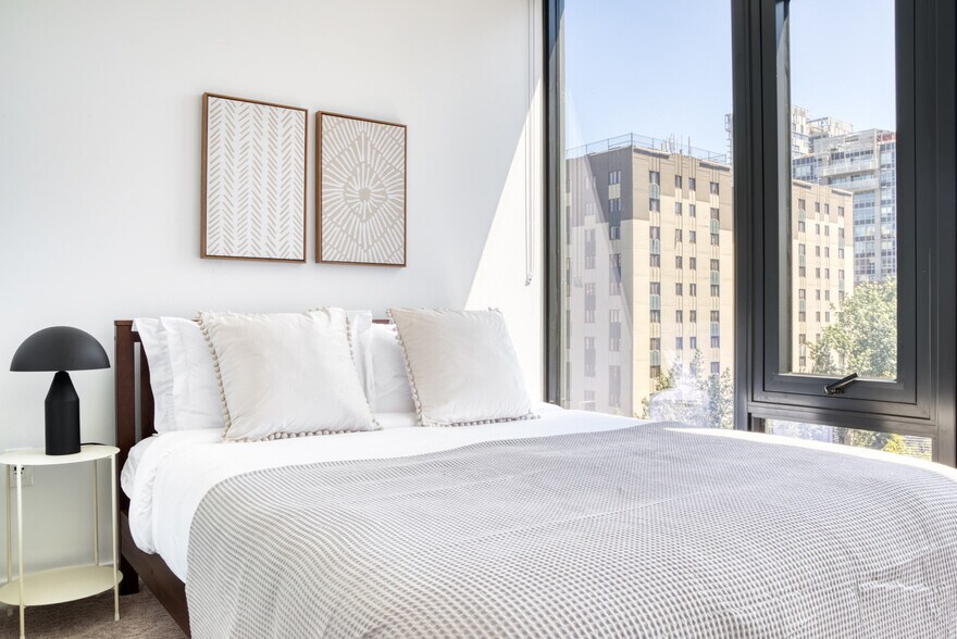 Building Photo - 704 Spring St