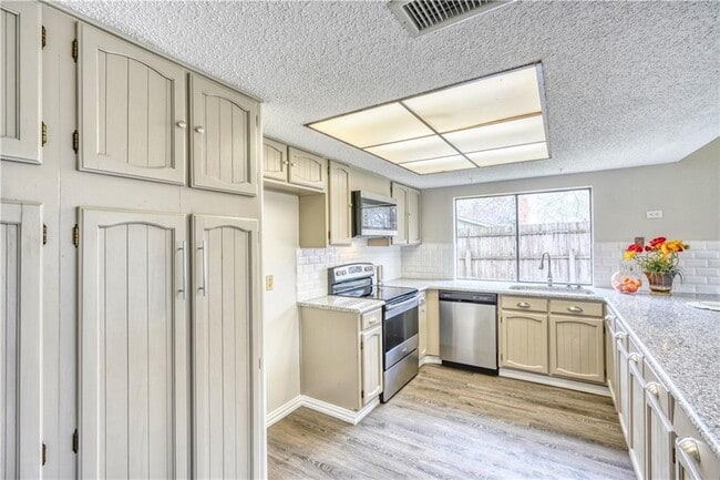 Building Photo - Large single story home in Bedford