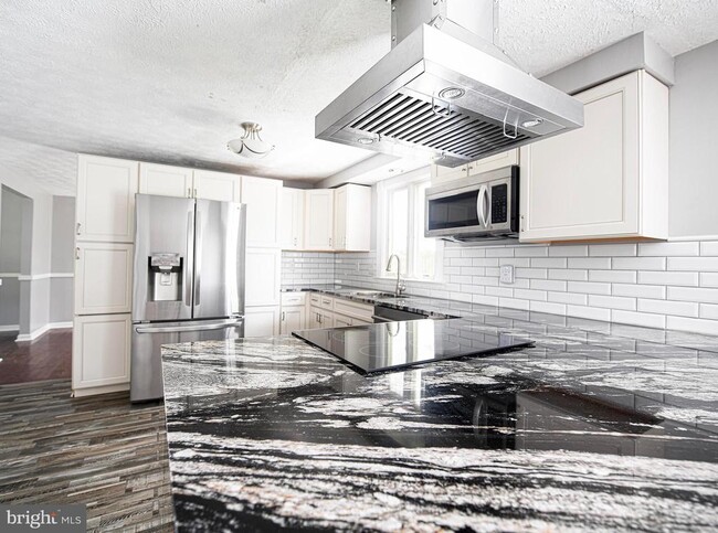 Building Photo - 703 E Broadway