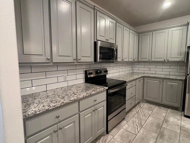 Building Photo - Beautiful 2 bed/2 bath/2 car garage Townhome!