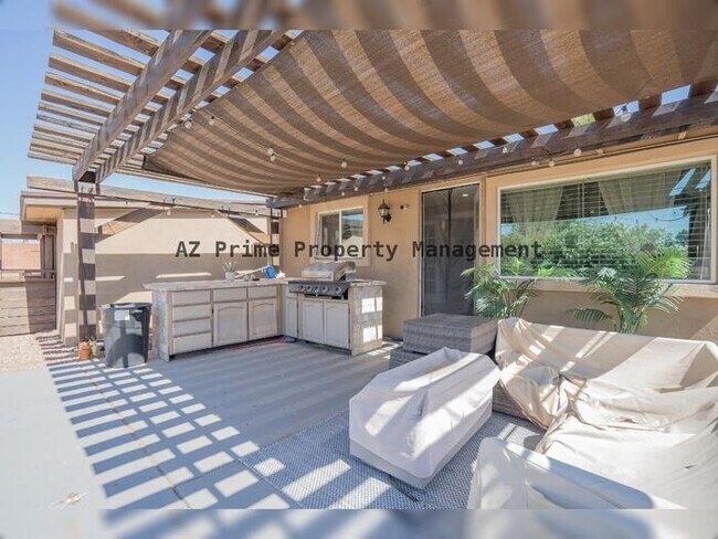 Building Photo - 1942 W Indianola Ave