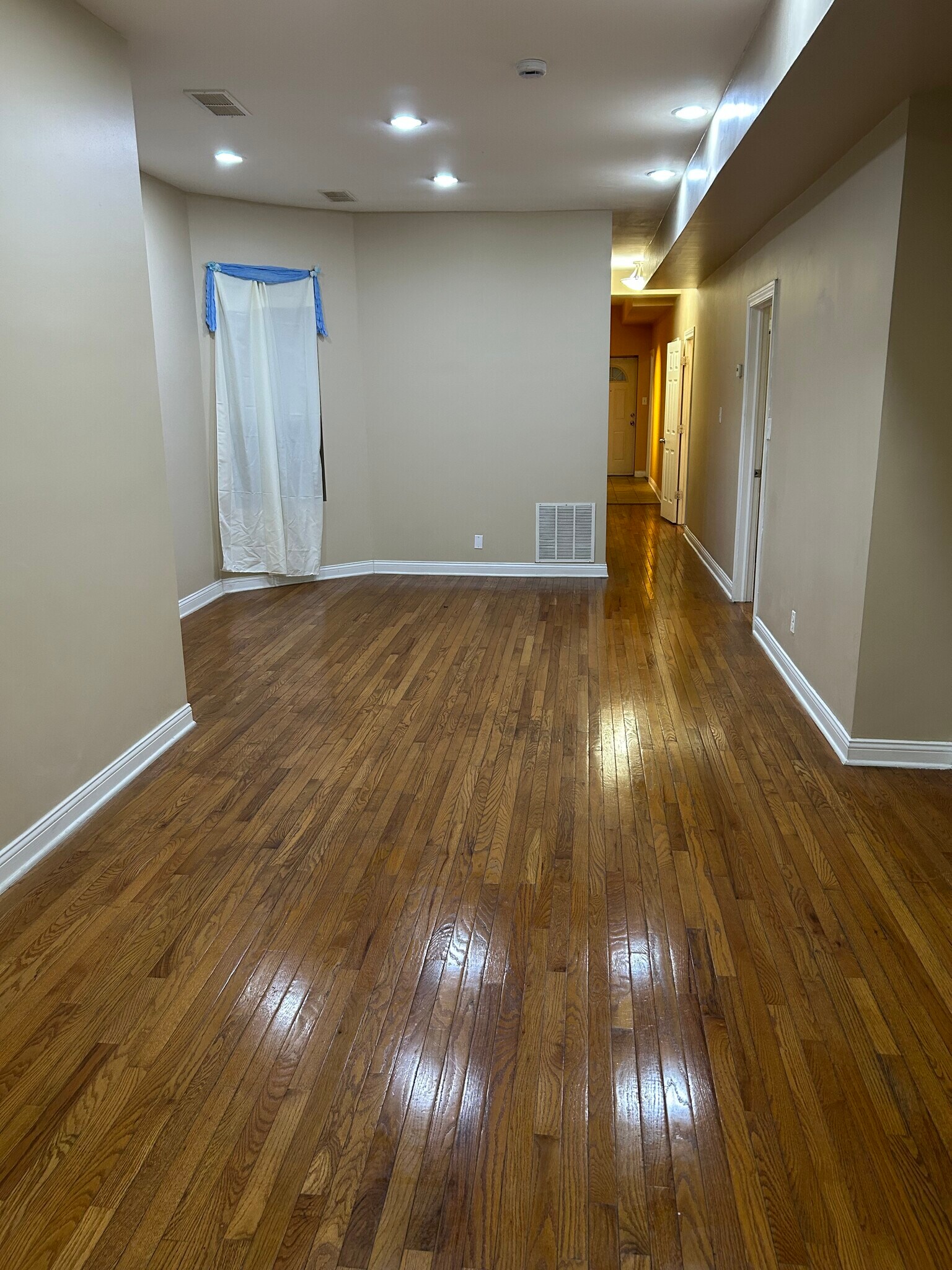 Building Photo - 6630 S Ingleside Ave