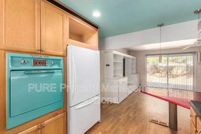 Building Photo - 7608 E 4th St