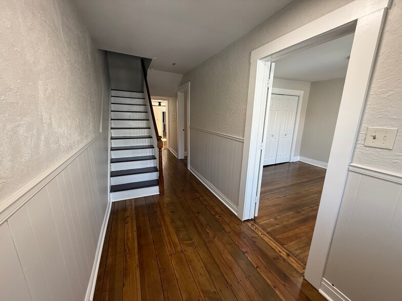 Entry - 13 N Main St