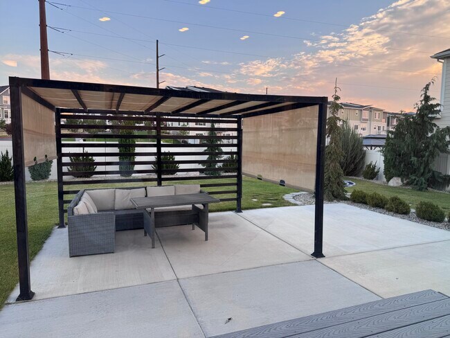Building Photo - 1071 W Sebal Ln