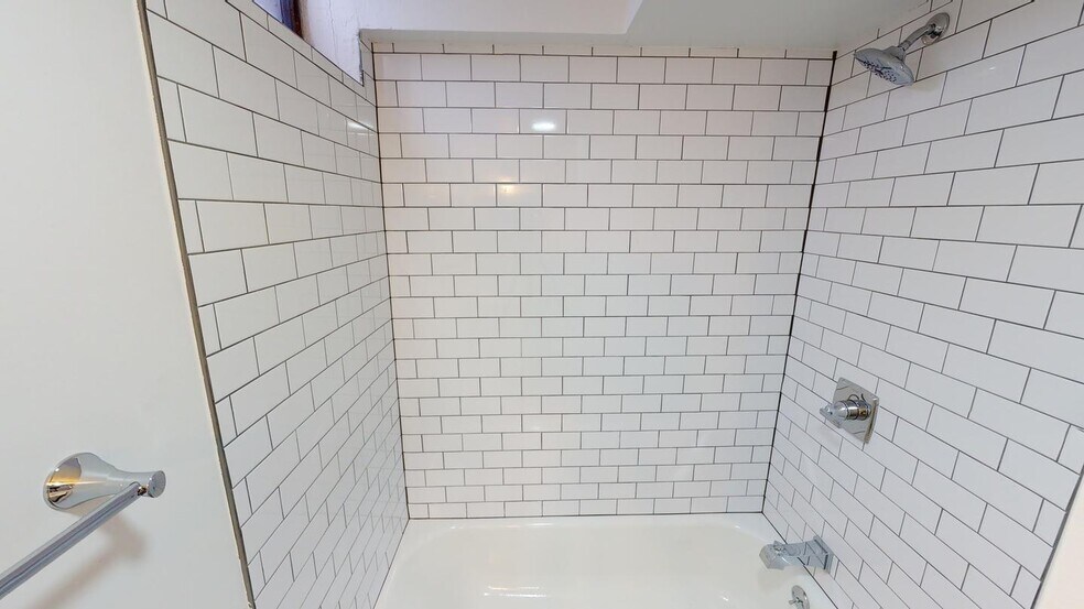 Building Photo - Renovated Park Hill brick home with large ...