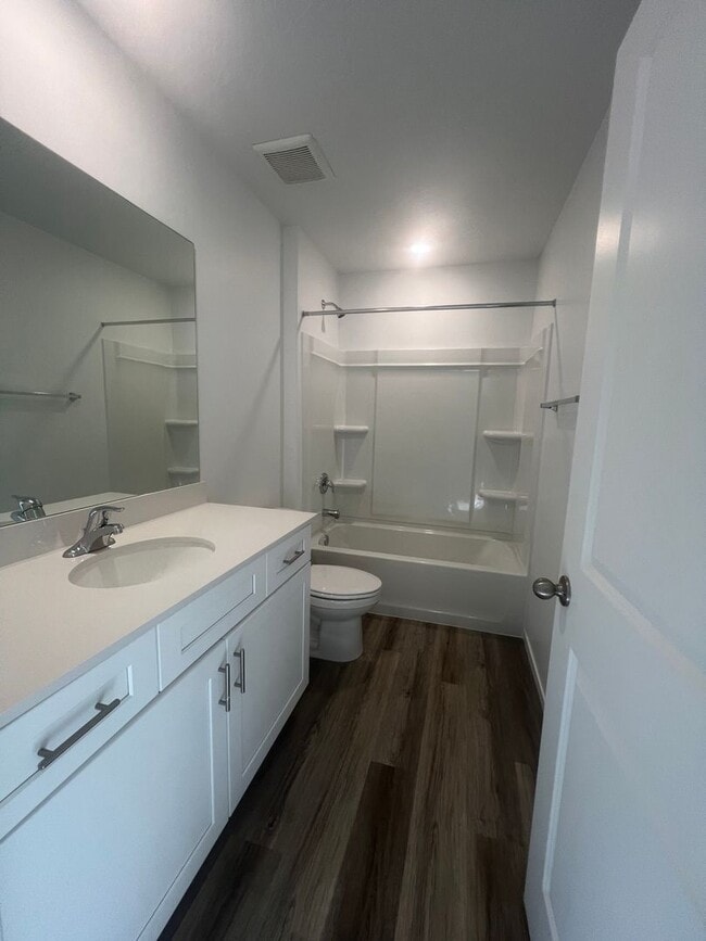 Building Photo - Beautiful spacious 3 bedroom, 2.5 bathroom house located in Cedar City!