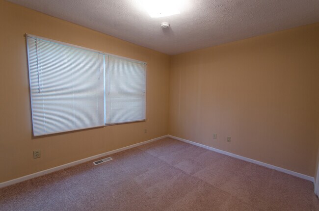 Building Photo - 4 bedroom, 2.5 bath: Available August 2026