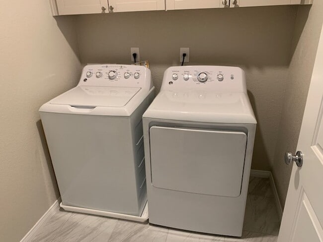 Building Photo - Montecito Community in the Northwest!!!