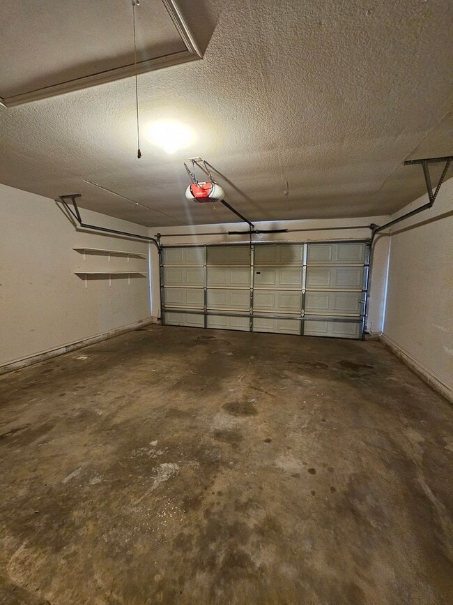 Building Photo - (3) Bed/(2) Bath in S Moore Avail NOW! Pet...