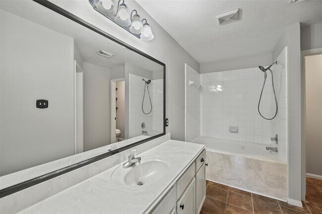Building Photo - 18103 Gravenhurst Ln