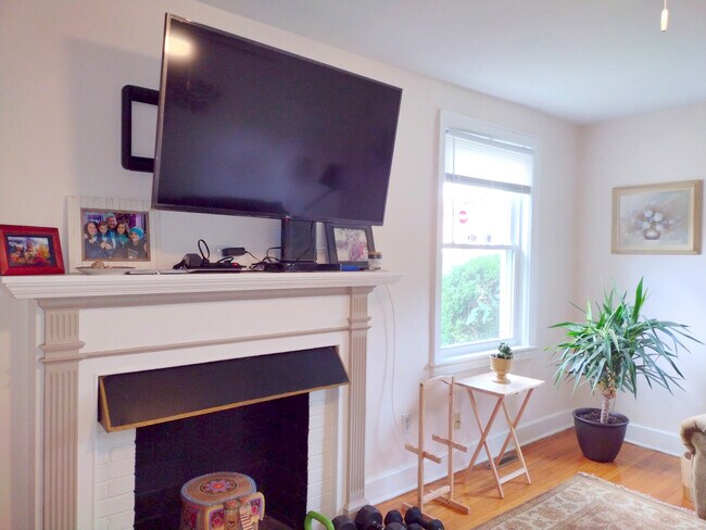 Building Photo - 1302 Staunton Ave NW