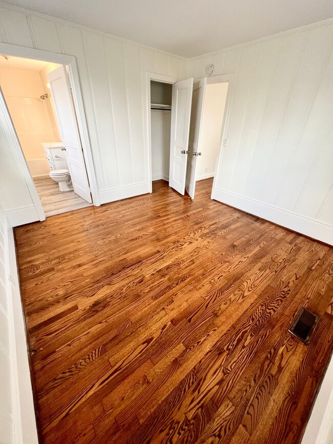 Building Photo - Madison Stunner! 3 Bed 2 Bath House W/ Fen...