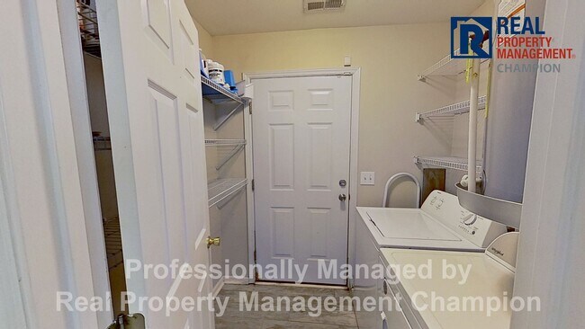 Building Photo - 3 BD/2BA Home with Fenced Back Yard in Azalea Trace - Students Welcome