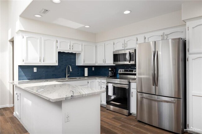 Building Photo - 1111 Lake View Dr