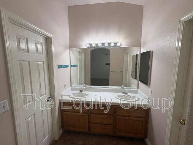 Building Photo - 2935 S Aspen St