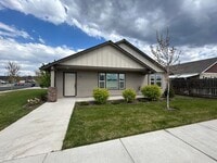 Building Photo - Corner Lot 3 Bed / 2 Bath Home with RV Parking – NW Redmond