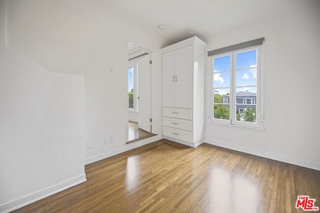 Building Photo - 1148 S Stanley Ave