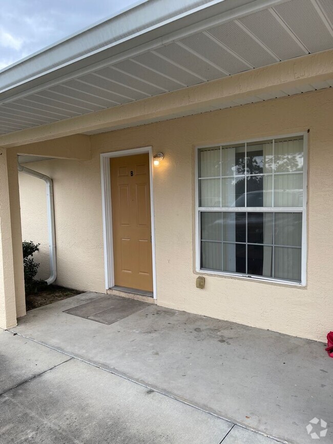 Building Photo - 2 Bedroom/2 Bathroom Apartment