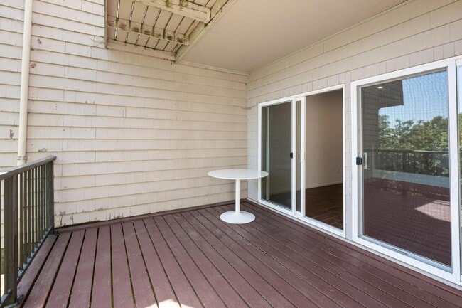Building Photo - Updated 2BD/2BA Condo in North Portland! S...