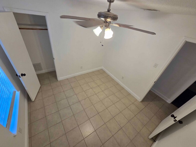 Building Photo - 1033 Lakeview Ct