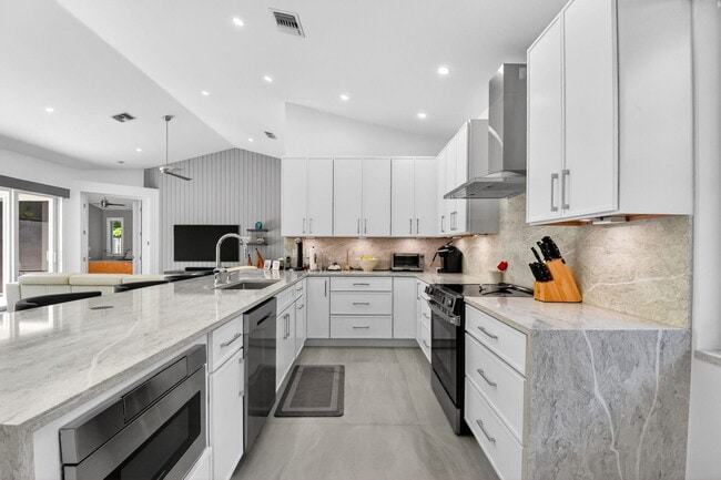 Building Photo - 5063 Ventura Dr