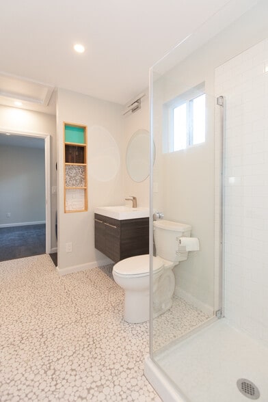 Floating sink and storage niches - 4358 Aragon Dr