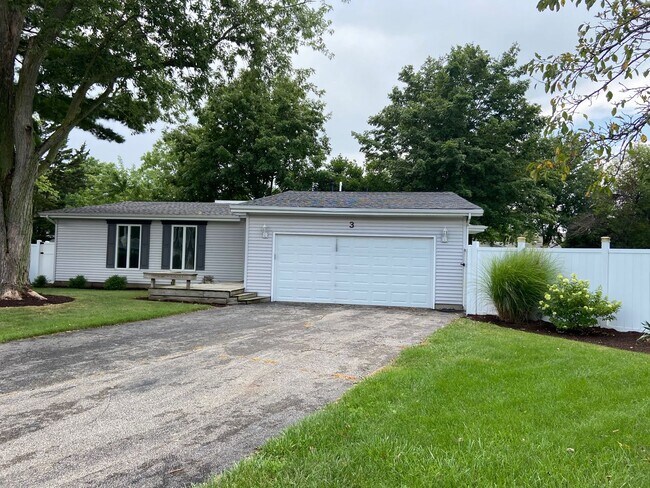 Building Photo - Beautiful, spacious 3 bedroom home in Savoy!