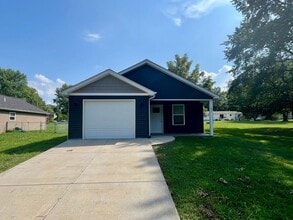 Building Photo - 3 Bed | 2 Bath | 1 Car Garage
