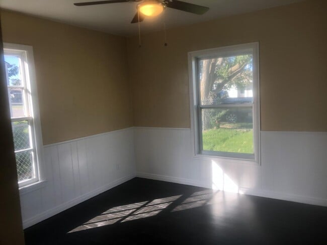 Building Photo - 2 bedroom + 2 Living Rooms and Utility Room