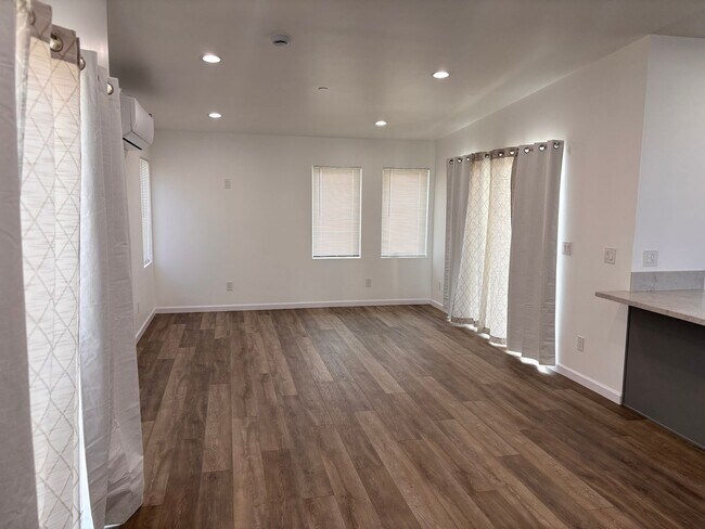 Building Photo - 2 bedrooms 2 baths home FOR RENT